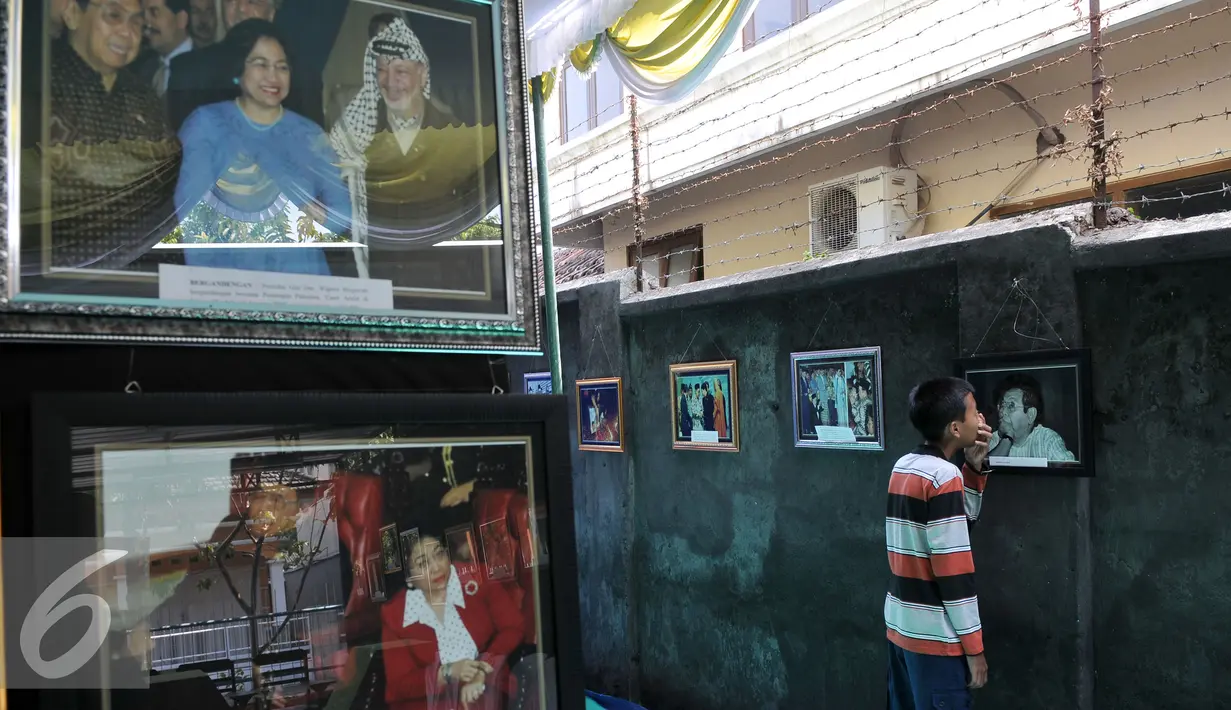 Seorang pengunjung tampak melihat foto Gus Dur yang dipamerkan di Jombang, Surabaya, Selasa (4/8/2015). 50 foto menampilkan rekaman Gus Dur sebelum dan saat menjadi Presiden RI ke-4 menyemarakkan Muktamar NU ke-33. (Liputan6.com/Johan Tallo)