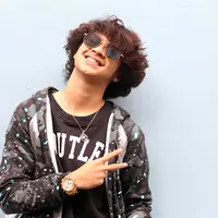 Penyanyi dan pemeran Bastian Steel dikabarkan sedih melihat kemesraan Chelsea Islan dengan putra aktris senior Marini Zumarnis, Daffa Wardhana. Sebelumnya, Bastian terlihat menjalin kedekatan dengan Chelsea. (Nurwahyunan/Bintang.com)