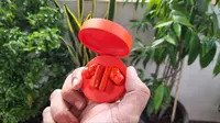 CMF Buds Pro yang hadir dengan pilihan warna orange. (Liputan6.com/Agustinus M. Damar)