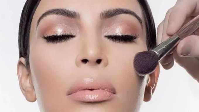 Tampil Fancy dan Simpel dengan Riasan Mata Glossy