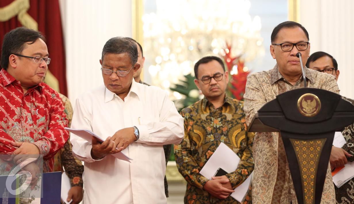 Gubernur BI Agus Martowardojo (kanan) saat mengumumkan paket kebijakan ekonomi tahap pertama di Istana Merdeka, Jakarta, Rabu (9/9/2015). Pemerintah mengeluarkan tiga paket kebijakan ekonomi (Liputan6.com/Faizal Fanani)
