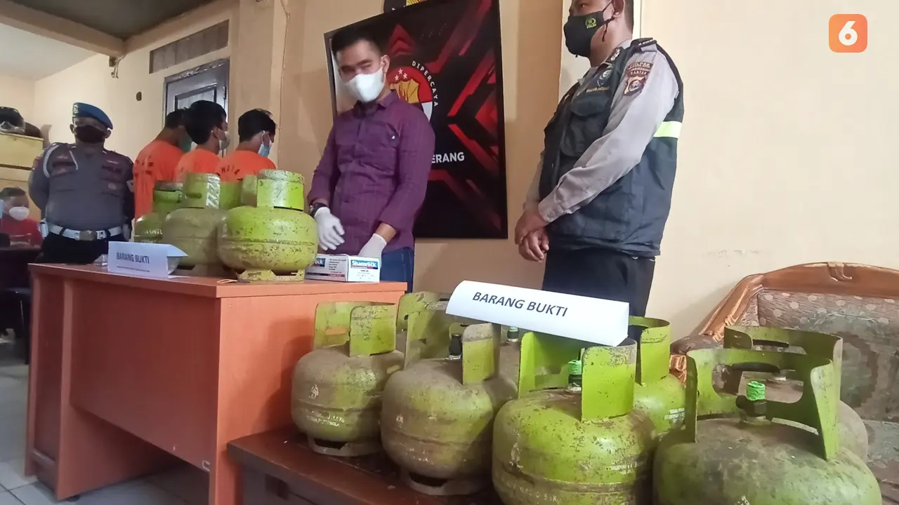 Gas LPG 3 Kg Yang Dibobol Maling. (Selasa, 11/01/2022). (Liputan6.com/Yandhi Deslatama).
