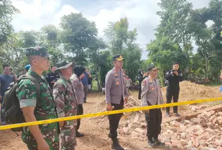 Ledakan dahsyat yang diduga berasal dari mercon terjadi di Dusun Pajung, Desa Bantelan, Batuputih, Sumenep, Jawa Timur. (Liputan6.com/Mohamad Fahrul)