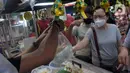 Warga membeli takjil atau menu berbuka puasa Ramadhan di Pasar Lama Tangerang, Banten, Sabtu (16/4/2022). Kawasan Pasar Lama menjadi salah satu tempat favorit bagi para pecinta kuliner dengan nuansa Pecinan. (merdeka.com/Imam Buhori)