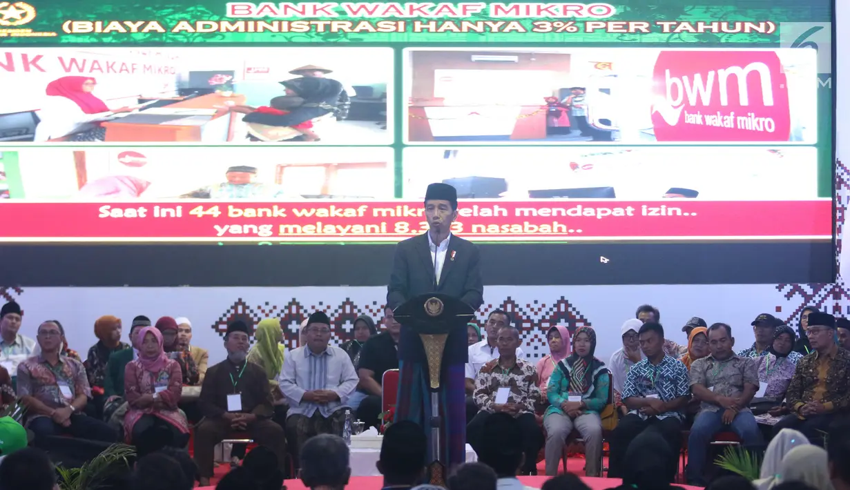 Presiden Jokowi memberikan sambutan di Pondok Pesantren Miftahul Huda, Tasikmalaya, Jawa Barat, Rabu (27/2). Kedatangan Jokowi merupakan bagian dari rangkaian Penyaluran KUR Ketahanan pangan dan aksi ekonomi untuk rakyat. (Liputan6.com/Angga Yuniar)