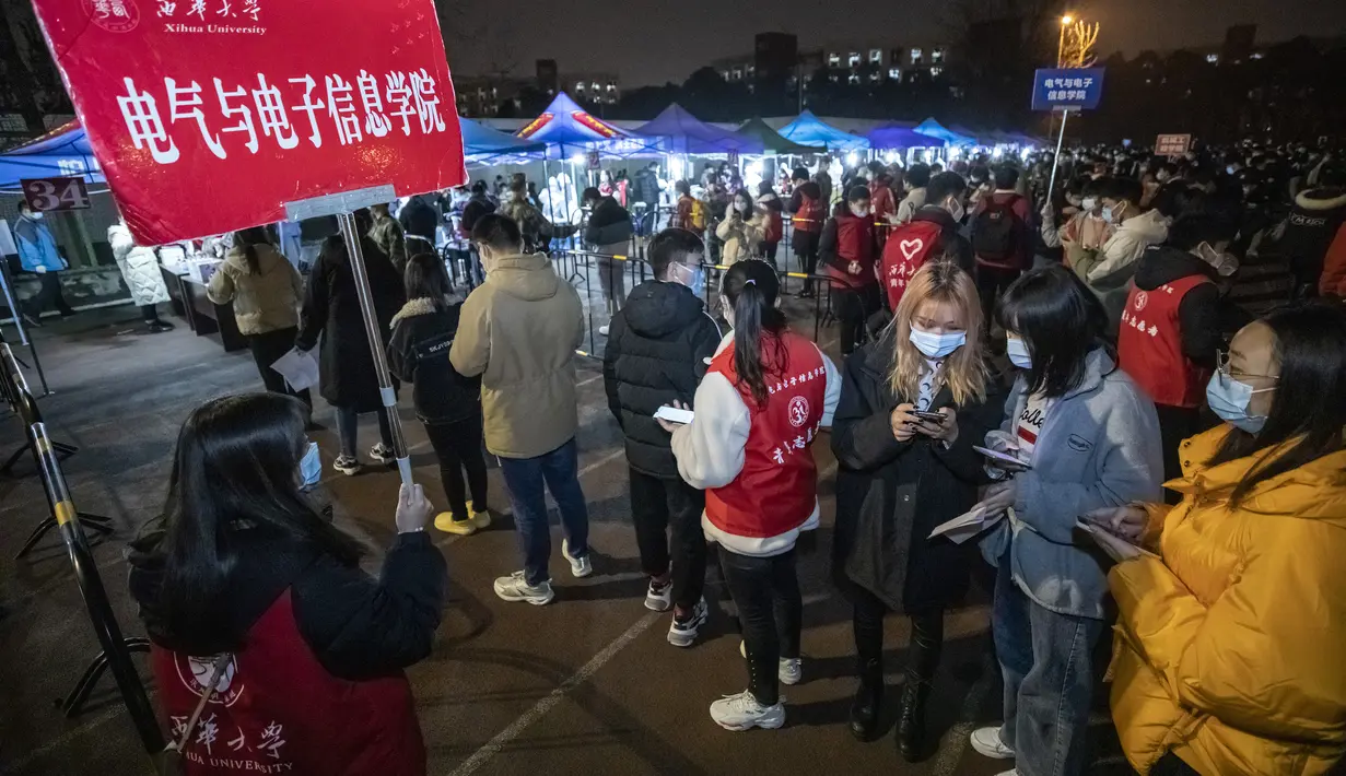 Mahasiswa mengantre menjalani tes asam nukleat di Universitas Xihua di Distrik Pidu di Chengdu, China (11/12/2020). Menurut kantor pusat pencegahan dan pengendalian COVID-19 di distrik tersebut, pengujian yang biayanya ditanggung pemerintah distrik ini dimulai pukul 18.00 waktu setempat. (Xinhua)