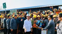 Presiden Joko Widodo (Jokowi) mengunjungi KEK Gresik, Jawa Timur. KEK Gresik telah berhasil menarik investasi besar ke dalam kawasan, yaitu Smelter PT Freeport Indonesia dengan nilai investasi sebesar USD 3 miliar. (Dok Kemenko Perekonomian)