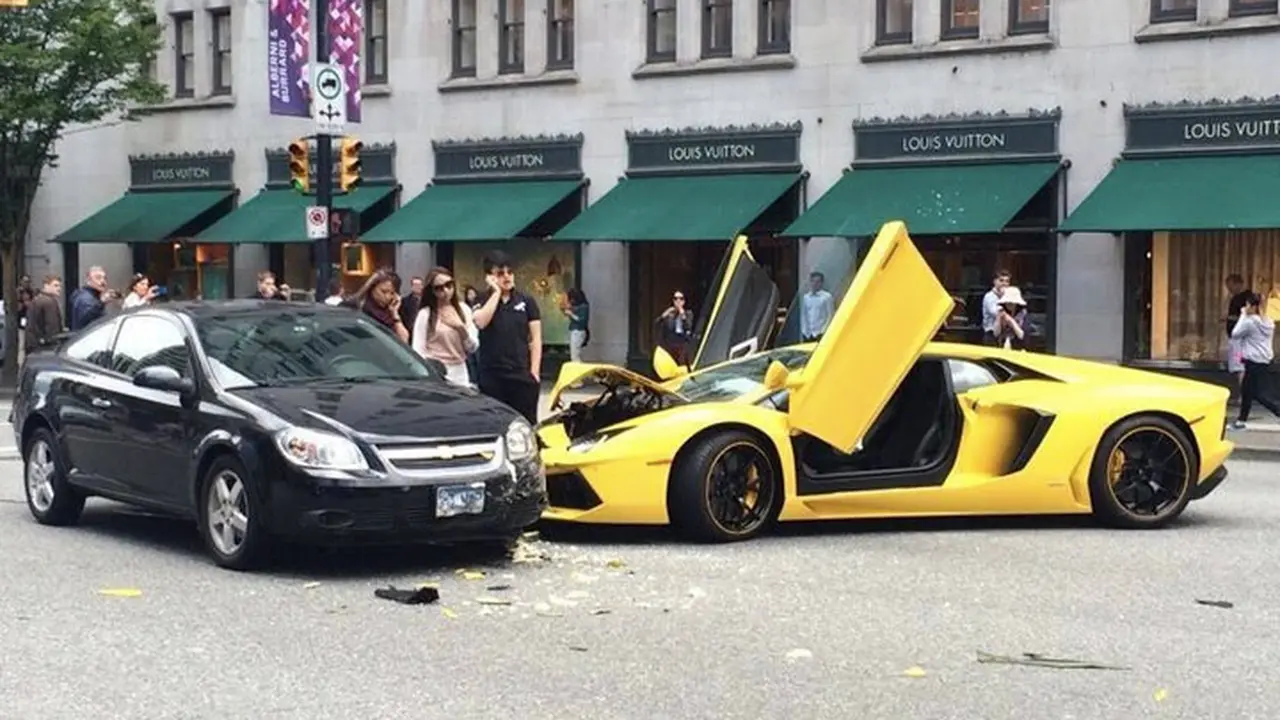 Beradu dengan Sedan Chevrolet, Kap Lamborghini Rp 4,7 M Ringsek