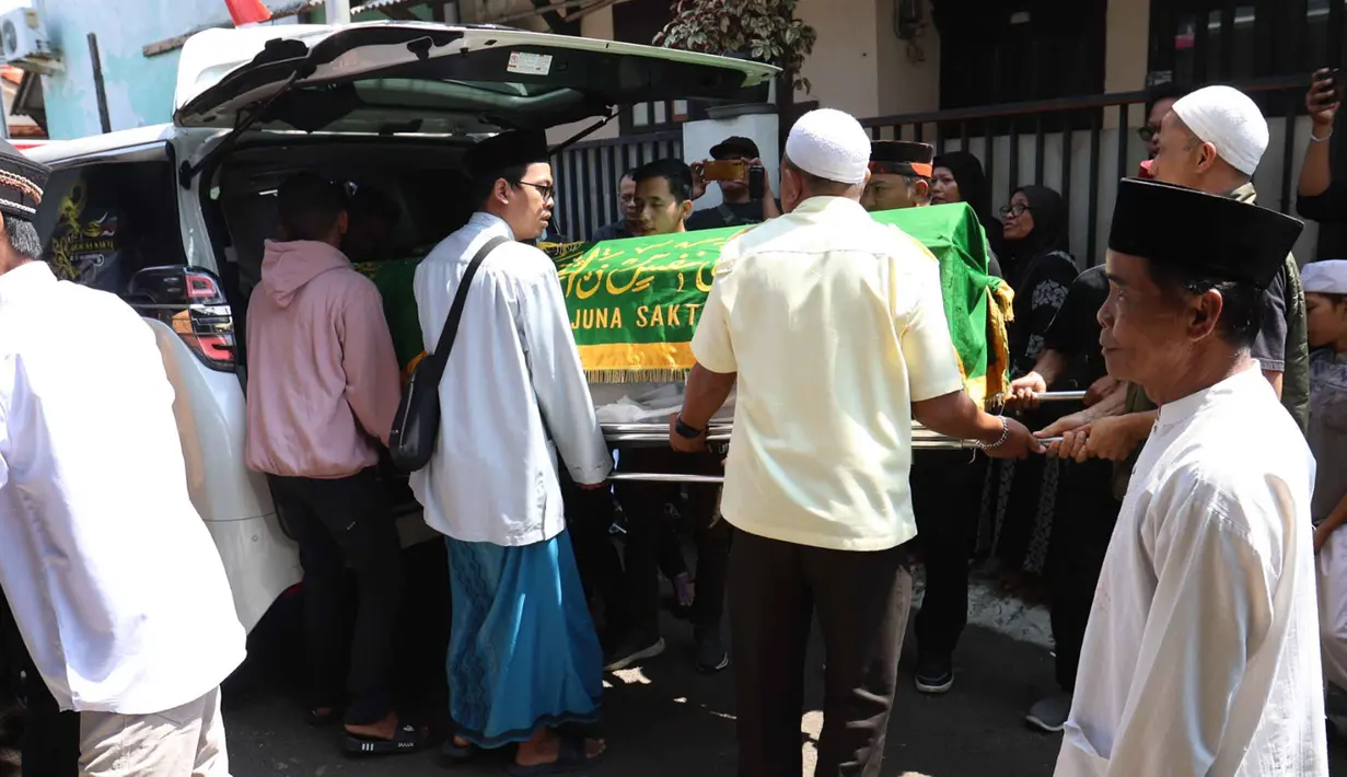 Suasana haru menyelimuti kediaman mendiang Mpok Alpa ketika jenazahnya tiba di rumah duka pada Jumat pagi (15/8/2025). (KapanLagi.com/Budy Santoso)