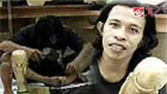 Pipin, seorang mahasiswa di Gorontalo, memanfaatkan keahlian mengukir dengan membuat replika tropi piala dunia dari kayu. 