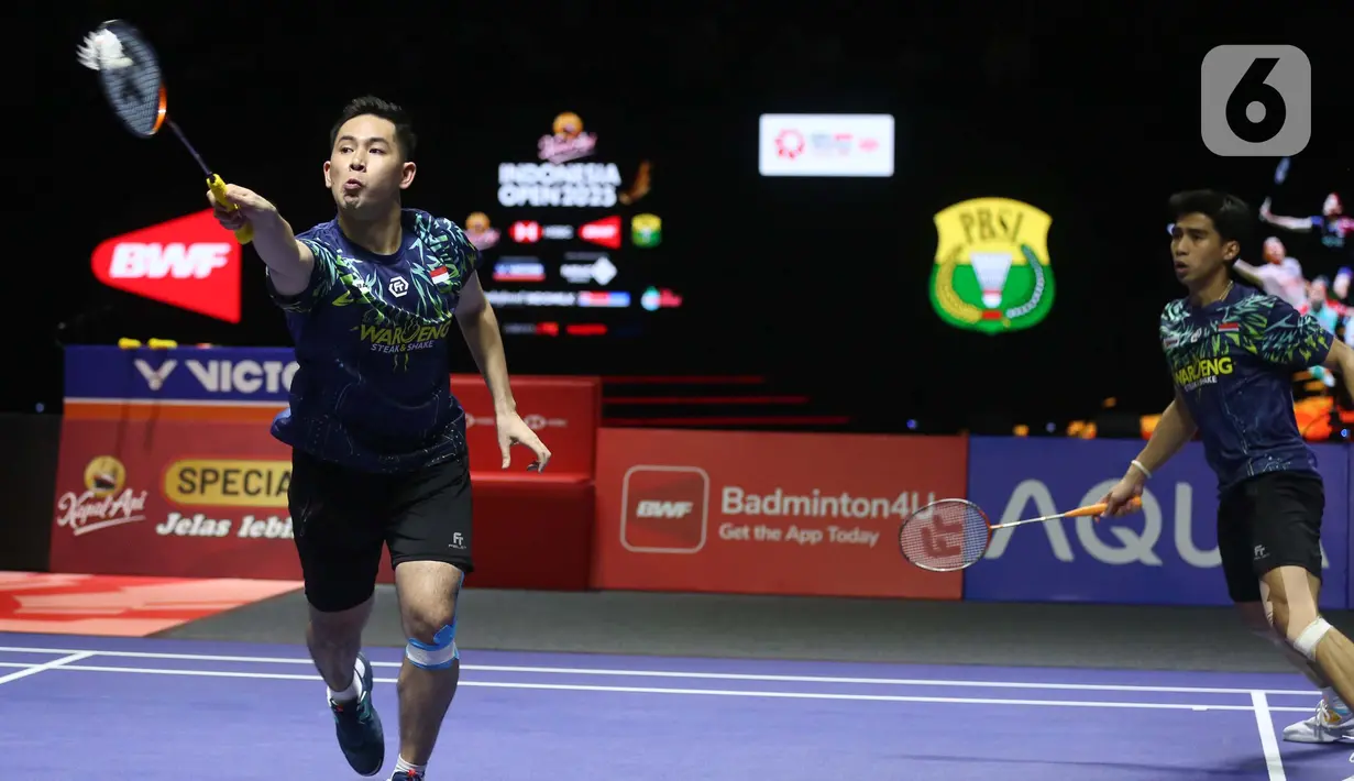 Laga kedua ganda putra berlangsung sengit sejak awal. Sabar Karyaman Gutama/Moh Reza Pahlevi Isfahani berhasil memenangi gim pertama dengan skor 21-18. (Liputan6.com/Helmi Fithriansyah)