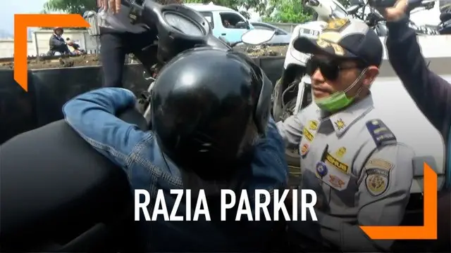 Razia parkir sembarangan dilakukan oleh petugas Dishub DKI. Seorang tukang ojek marah ketika sepeda motornya di angkut kena razia.