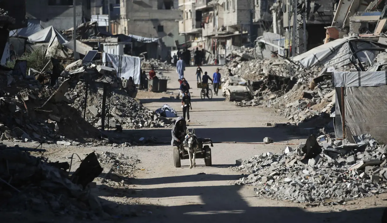 Momen kembalinya para pengungsi Palestina ke Gaza, meski di tengah puing-puing, membawa secercah harapan. Para pengungsi akhirnya bisa menginjakkan kaki kembali di tanah yang mereka sebut rumah. (Eyad BABA/AFP)