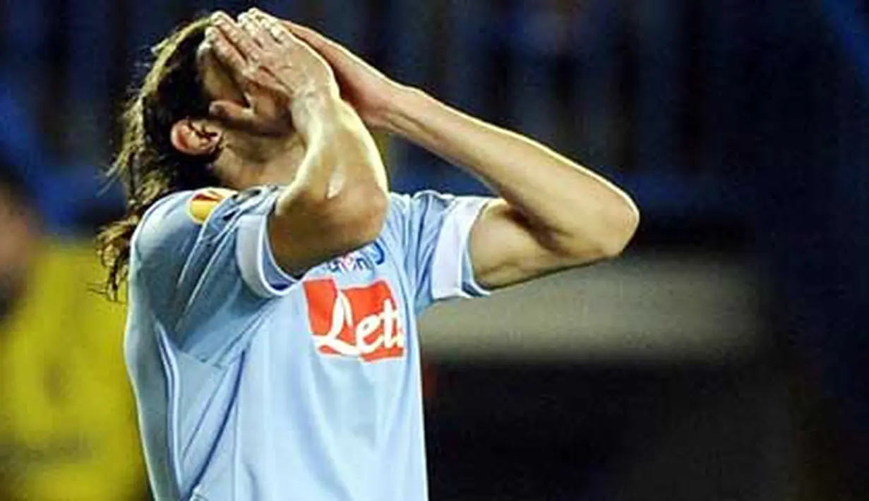 Kekecewaan striker Napoli asal Uruguay Edinson Cavani di leg kedua babak 32 besar UEFA Europa League melawan Villareal di Madrigal Stadium, 24 Februari 2011. Napoli kalah 1-2. AFP PHOTO / JOSE JORDAN 