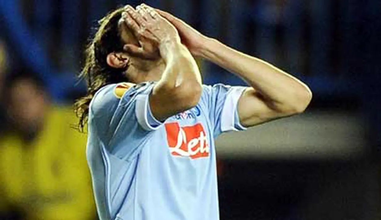 Kekecewaan striker Napoli asal Uruguay Edinson Cavani di leg kedua babak 32 besar UEFA Europa League melawan Villareal di Madrigal Stadium, 24 Februari 2011. Napoli kalah 1-2. AFP PHOTO / JOSE JORDAN 