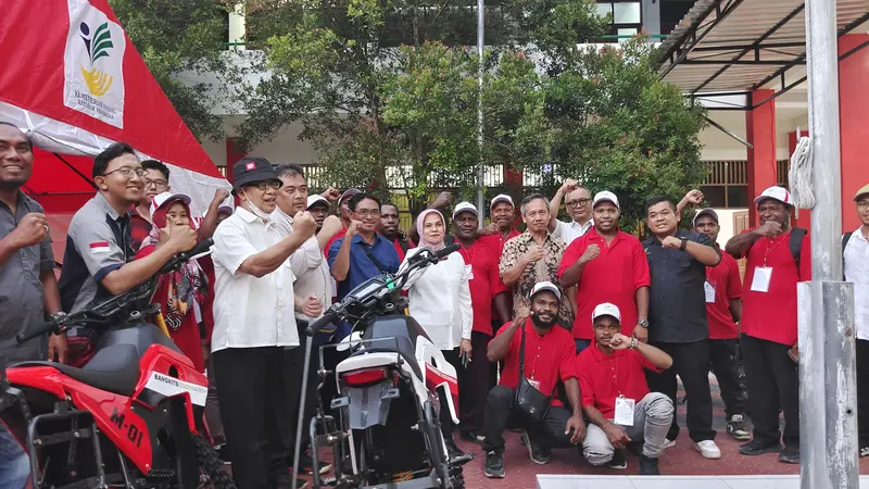 Sejumlah warga Papua Pegunungan menerima motor E-Trail dan mengikuti pelatihan charging station di BBPPKS Jayapura, Papua. (Liputan6.com/Dicky Agung Prihanto)