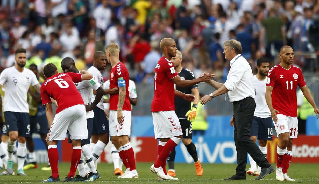 Para pemain Denmark bersalaman dengan pemain Prancis usai laga grup C Piala Dunia di Stadion Luzhniki, Moskow, Selasa (26/6/2018). Kedua negara bermain imbang 0-0. (AP/Matthias Schrader)