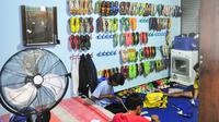 Sepatu milik pemain Arema disimpan dan dirawat di mes Arema. (Bola.com/Kevin Setiawan)