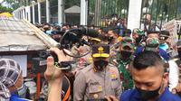 Kapolda Metro Jaya Irjen Fadil Imran dan Pangdam Jaya Mayjen TNI Untung Budiharto turun mendatangi massa Demo Buruh May Day Fiesta di depan Gedung DPR MPR, Jakarta. (Foto: Liputan6/Nanda Perdana Putra)