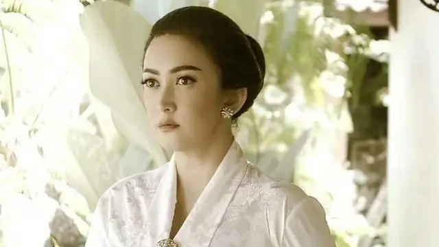 Model Kebaya Jawa Modern Ala Nafa Urbach. (instagram/nafaurbach)