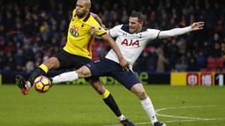 Pemain Tottenham, Vincent Janssen (kanan) brebut bola dengan pemain Watford, Younes Kaboul  pada laga Premier League di Vicarage Road, (1/1/2017). Spurs menang 4-1. (Action Images via Reuters/Paul Childs)