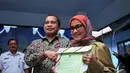 Menteri Desa, Pembangunan Daerah Tertinggal dan Transmigrasi, Marwan Jafar memberikan bantuan kepada warga Lebak melalui pejabat setempat saat blusukan perdananya di Kabupaten Lebak, Banten, Rabu (5/11/2014) (Liputan6.com/Johan Tallo)