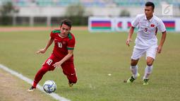Pemain Timnas Indonesia U-19, Egy Maulana membawa bola saat melawan Vietnam pada laga AFF U-18 di Stadion Thuwunna, Yangon, Senin (11/9). Hingga peluit akhir, Indonesia tidak mampu mengejar kekalahah 3-0 dari Vietnam. (Liputan6.com/Yoppy Renato)