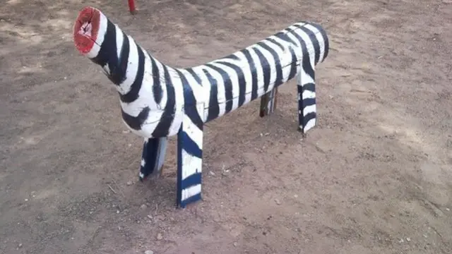 6 Patung Motif Zebra Ini Bentuknya di Luar Nalar, Bikin Ngakak
