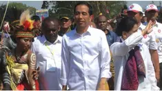  Presiden Jokowi dan Ibu Negara Iriana mengunjungi Teluk Pianemo di Kabupaten Raja Ampat, Papua Barat. Seperti dikutip dari Antara, setelah menaiki 300 lebih anak tangga, rombongan menuju puncak bukit untuk menyaksikan pemandangan gugusan pulau di Raja Am
