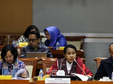 Menteri PPPA Yohana Yambise (tengah) memberi penjelasan kepada Komisi VIII DPR dalam rapat kerja di Kompleks Parlemen, Senayan, Jakarta, Rabu (4/9/2019). Jika kementerian lain mengajukan penambahan pagu anggaran, Kementerian PPPA malah menurunkan pagu anggaran 2020. (Liputan6.com/JohanTallo)