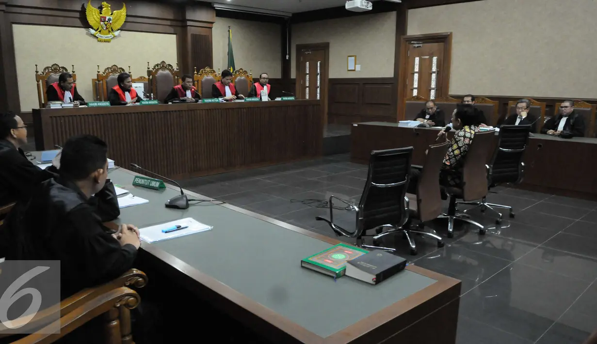 Irman Gusman saat menjalani sidang lanjutan dengan menghadirkan 4 saksi di pengadilan Tipikor, Jakarta pusat, Rabu (4/1). Dalam sidang lanjutan tersebut JPU empat saksi antara lain Bayu penyidik KPK Anwar Sidiq. (Liputan6.com/Helmi Affandi)