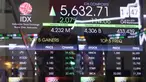 Pekerja melintas di layar IHSG di BEI, Jakarta, Rabu (4/3/2020). IHSG kembali ditutup Melesat ke 5.650, IHSG menutup perdagangan menguat signifikan dalam dua hari ini setelah diterpa badai corona di hari pertama pengumuman positifnya wabah corona di Indonesia. (Liputan6.com/Angga Yuniar)