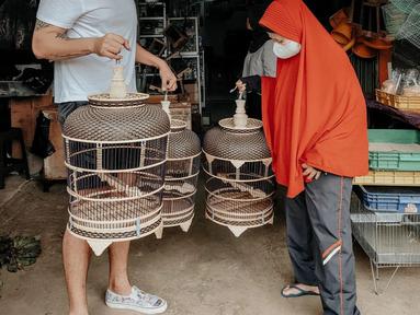 Robby Purba menuruti keinginan Opung untuk memiliki burung perkutut. Tak hanya burungnya saja yang dibelinya tapi sekaligus kandangnya. (Foto: Instagram/@robbypurba)