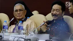 Wakil Presiden ke-6 Tri Sutrisno dan Ketua Lemkaji MPR Rully Chairul Azwar saat menjadi narasumber Pleno Ke-51 Lembaga Pengkajian MPR di Gedung ruang GBHN, Gedung Nusantara V, Kompleks Parlemen, Senayan, Jakarta, Senin (5/11).  (Liputan6.com/Johan Tallo)