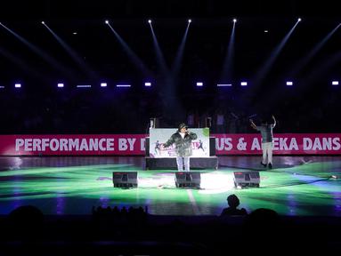 DJ Dipha Barus berkolaborasi dengan rapper kondang Indonesia, Iwa K saat menghibur penonton dalam acara Grand Final AXIS Nation Cup 2024 di Indonesia Arena, GBK, Jakarta, Sabtu (16/11/2024). (Bola.com/Muhammad Iqbal Ichsan)