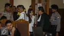 Jessica Kumala Wongso memasuki ruang sidang Pengadilan Negeri (PN) Jakarta Pusat, Jakarta, Kamis (27/10). Jessica Kumala Wongso akan mendengarkan vonis hakim atas dirinya. (Liputan6.com/Helmi Afandi)