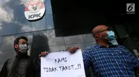 Ratusan Wadah Pegawai KPK menggelar aksi Solidaritas Untuk Gilang mengelilingi Gedung KPK Merah Putih di Jakarta, Kamis (7/9). Aksi barikade dengan bergandengan tangan sebagai bentuk dukungan dan solidaritas. (merdeka.com/Dwi Narwoko)