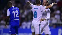 Gelandang Real Madrid, Toni Kroos, merayakan gol bersama Gareth Bale saat menghadapi Deportivo La Coruna, di Stadion Riazor, Minggu atau Senin (21/8/2017) dini hari WIB. (AFP/Miguel Riopa). 