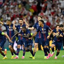 Para pemain Paris Saint-Germain berselebrasi setelah menjuarai Liga Champions 2025/2026 dengan mengalahkan Arsenal di Puskas Arena, Budapest, Minggu (31/5/2026) dini hari WIB. (AFP/Ina Fassbender)