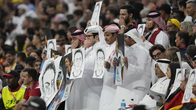 Foto Mesut Ozil di Laga Spanyol vs Jerman Piala Dunia 2022