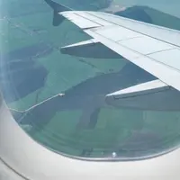 Berikut alasan kenapa ada lubang kecil di jendela pesawat terbang.