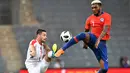 Pemain Serbia, Andrija Zivkovic (kiri) dan pemain Chili,  Junior Fernandes berebut bola pada laga uji coba di Merkur Arena, Graz, Austria, (4/6/2018).  Serbia kalah dari Chili 0-1. (AFP/Joe Klamar)