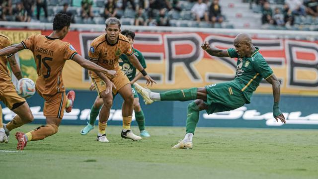 Paulo Henrique saat melepaskan tendangan keras ke gawang Bhayangkara Presisi Indonesia FC. (Foto: Persebaya.id)