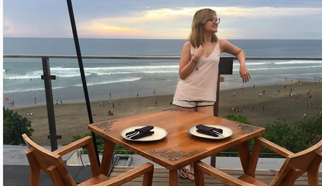 <p>"Makan malam sambil nikmatin sunset view di restoran indah ini yang terletak di pinggir pantai area Seminyak. Oh my gosh!!! Perfect food, perfect view, perfect love n fun" tulis Caca dalam keterangan fotonya. (Instagram/@marshanda99)</p>