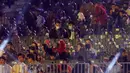 Penggemar gulat mengenakan masker ketika mereka menonton pertandingan gulat WWE Super ShowDown di Riyadh, Arab Saudi, Kamis (27/2/2020). Pertandingan gulat ini diadakan di tengah epidemi virus corona COVID-19  yang telah menyebar hampir ke seluruh penjuru dunia. (AP Photo/Amr Nabil)