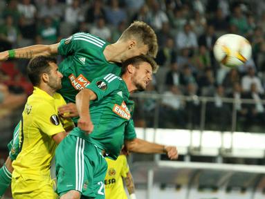 Pemain Rapid, Max Hofmann dan Mario Pavelic, berduel di udara dengan pemain Villarreal CF, Leo Baptistao di laga fase grup Liga Europa di Stadion Ernst Happel, Wina, Austria, Kamis (18/9/2015) dini hari WIB. (Bola.com/Reza Khomaini)