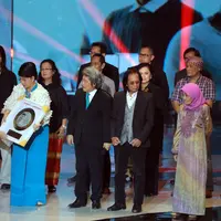 Dalam konser The Biggest Concert Noah bertajuk 'Sings Legends' juga diisi dengan pemberian penghargaan pada penyanyi yang telah melegenda.  (Adrian Putra/Bintang.com)