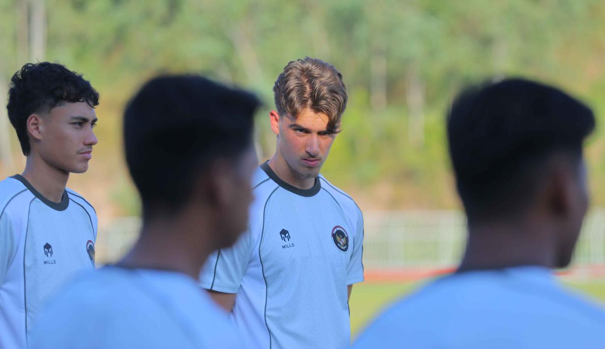 Diketahui, Timnas Indonesia U-22 akan melakoni laga perdana Grup C SEA Games 2025 melawan Filipina. Tampak dalam foto, pemain Tim Nasional (Timnas) Indonesia U-22, Mauro Zijlstra, saat mengikuti sesi latihan di Rajamangala University of Technology Lanna Stadium, Doi Saket, Chiang Mai pada Minggu (7/12/2025) sore waktu setempat. (Bola.com/Bagaskara Lazuardi)