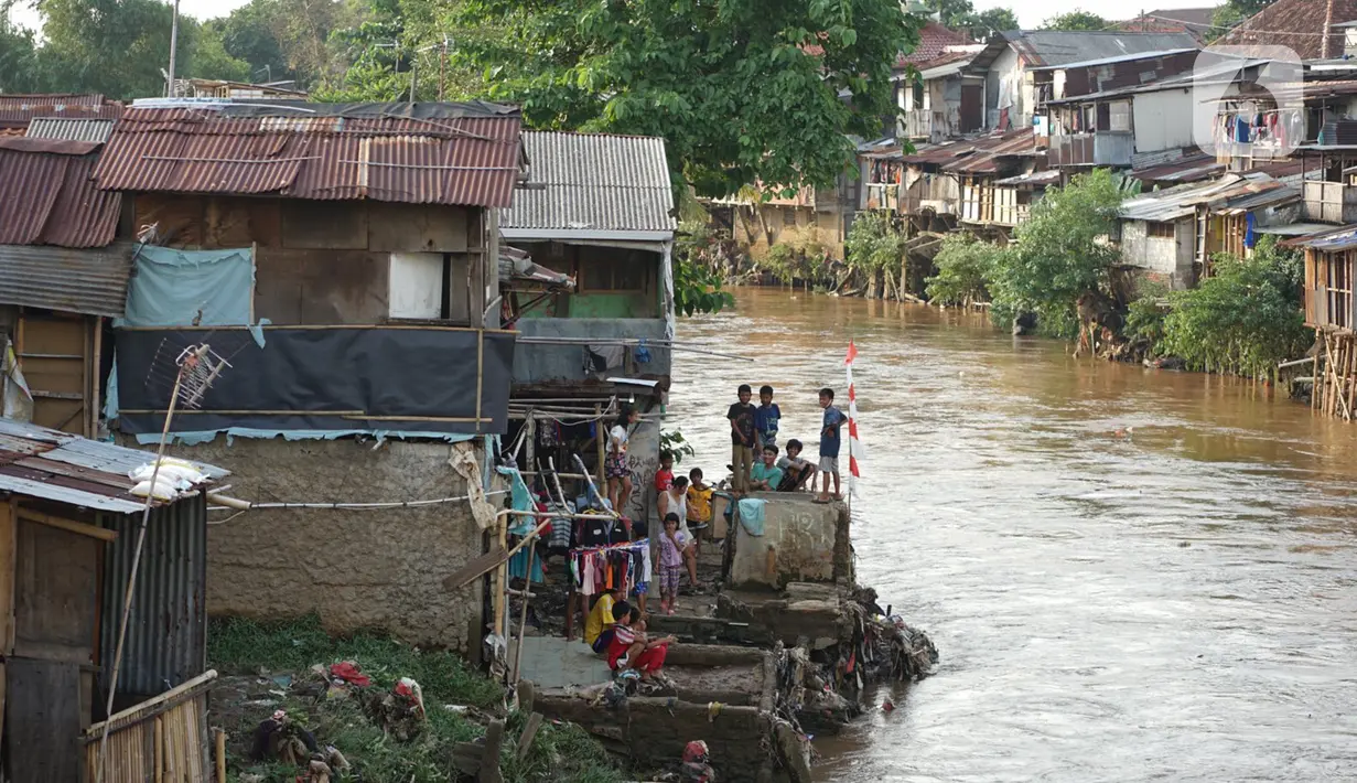 Aktivitas warga di bantaran Sungai Ciliwung, Jakarta, Senin (5/10/2020). Pemprov DKI mencatat kenaikan angka kemiskinan Jakarta sebesar 1,11 persen menjadi 4,53 persen pada bulan September 2020 karena terdampak pandemi COVID-19. (Liputan6.com/Immanuel Antonius)