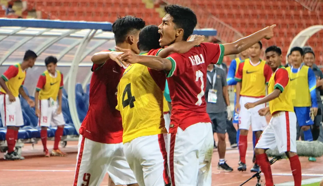 Ekspresi pemain Timnas Indonesia U-16, Amanar Abdillah (kanan) merayakan gol saat melawan Thailand U-16 pada laga grup G Piala AFC U-16 di Stadion Rajamangala, Bangkok, Senin (18/9/2017). Timnas Indonesia U-16 menang 1-0. (Bola.com/PSSI)